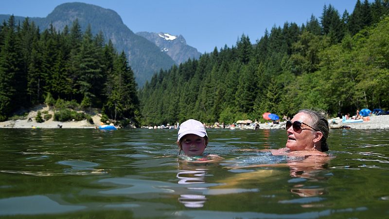 Una mujer y su nieta bañándose en el lago Alouette en Maple Ridge, Columbia Británica, Canadá. 