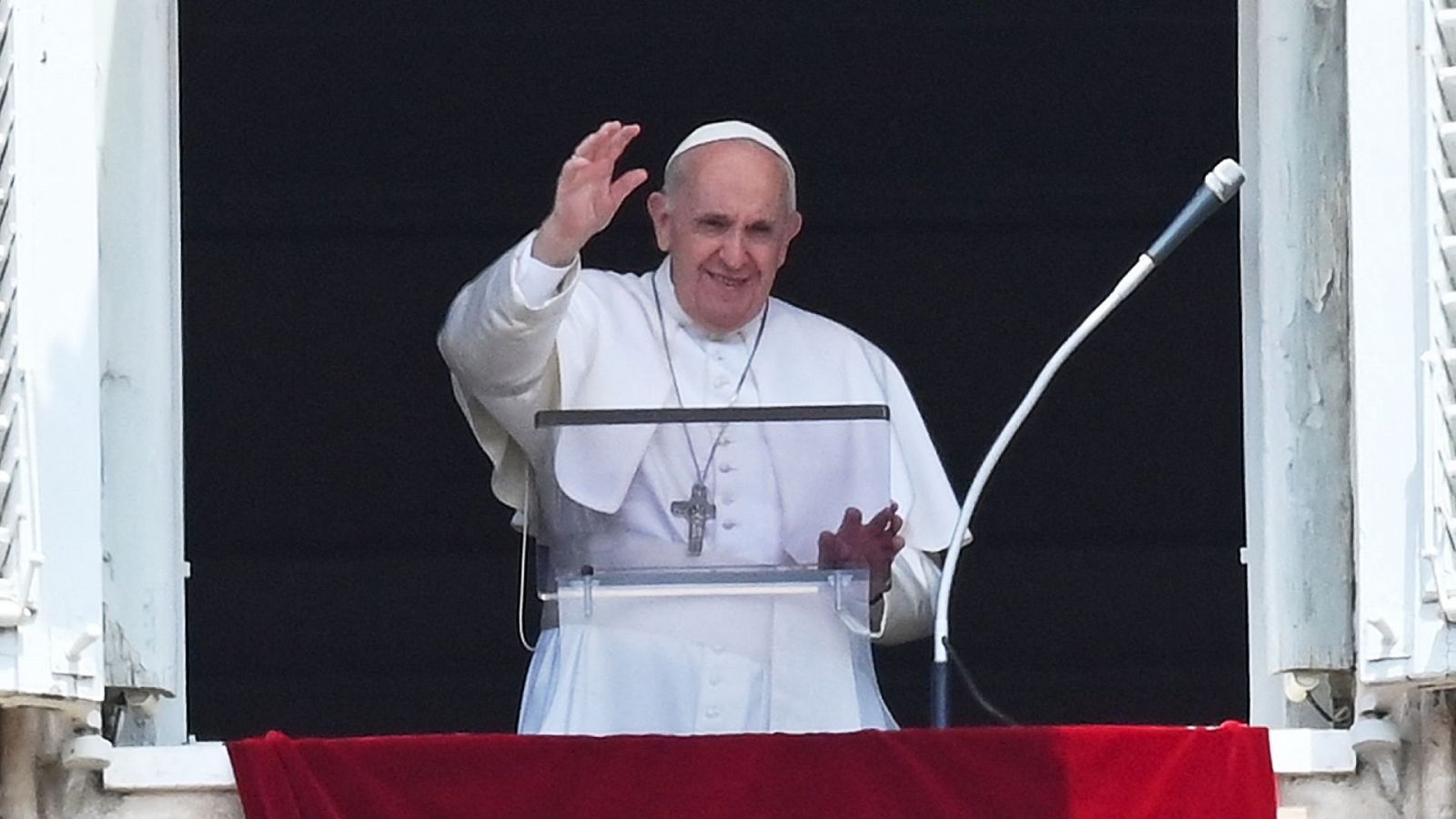 El papa Francisco, durante el rezo del Ángelus este domingo en la plaza de San Pedro del Vaticano.