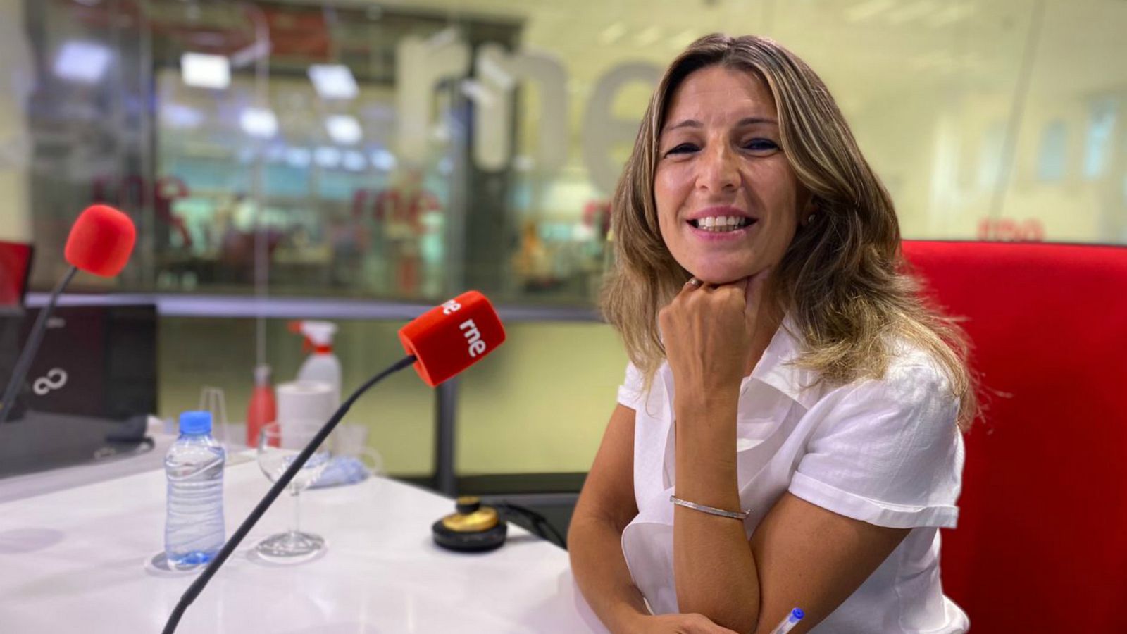La vicepresidenta tercera y ministra de Trabajo, Yolanda Díaz, en una entrevista en RNE