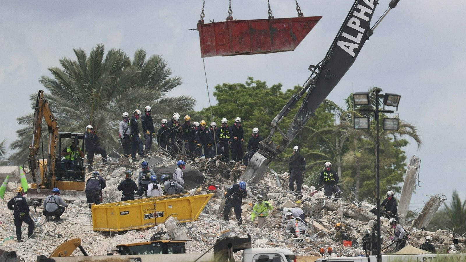 Las labores de rescate continúan después de la demolición controlada del edificio