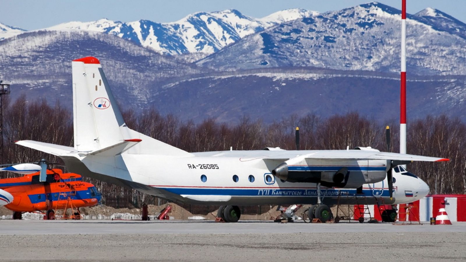 El avión Antonov An-26 con número de matrícula RA-26085, en el aeropuerto de Petropavlovsk-Kamchatsky, en Rusia (foto de archivo). Foto: Ministerio de Emergencias de Rusia, vía Reuters. 