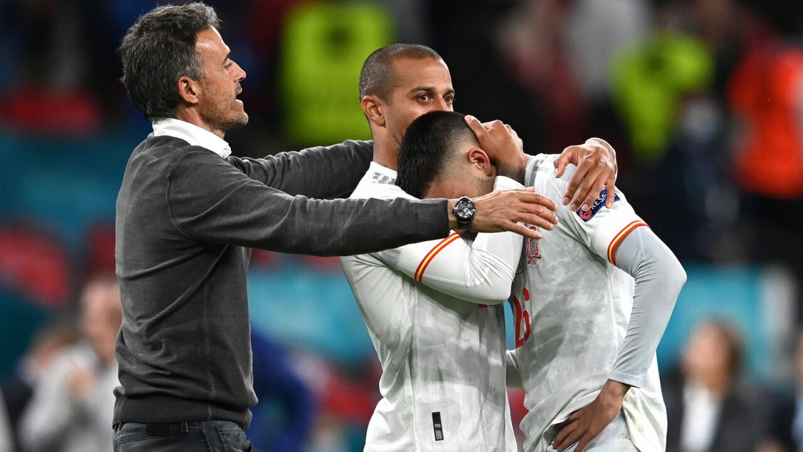 Luis Enrique consuela a Thiago y Pedri tras la elminación contra Italia.