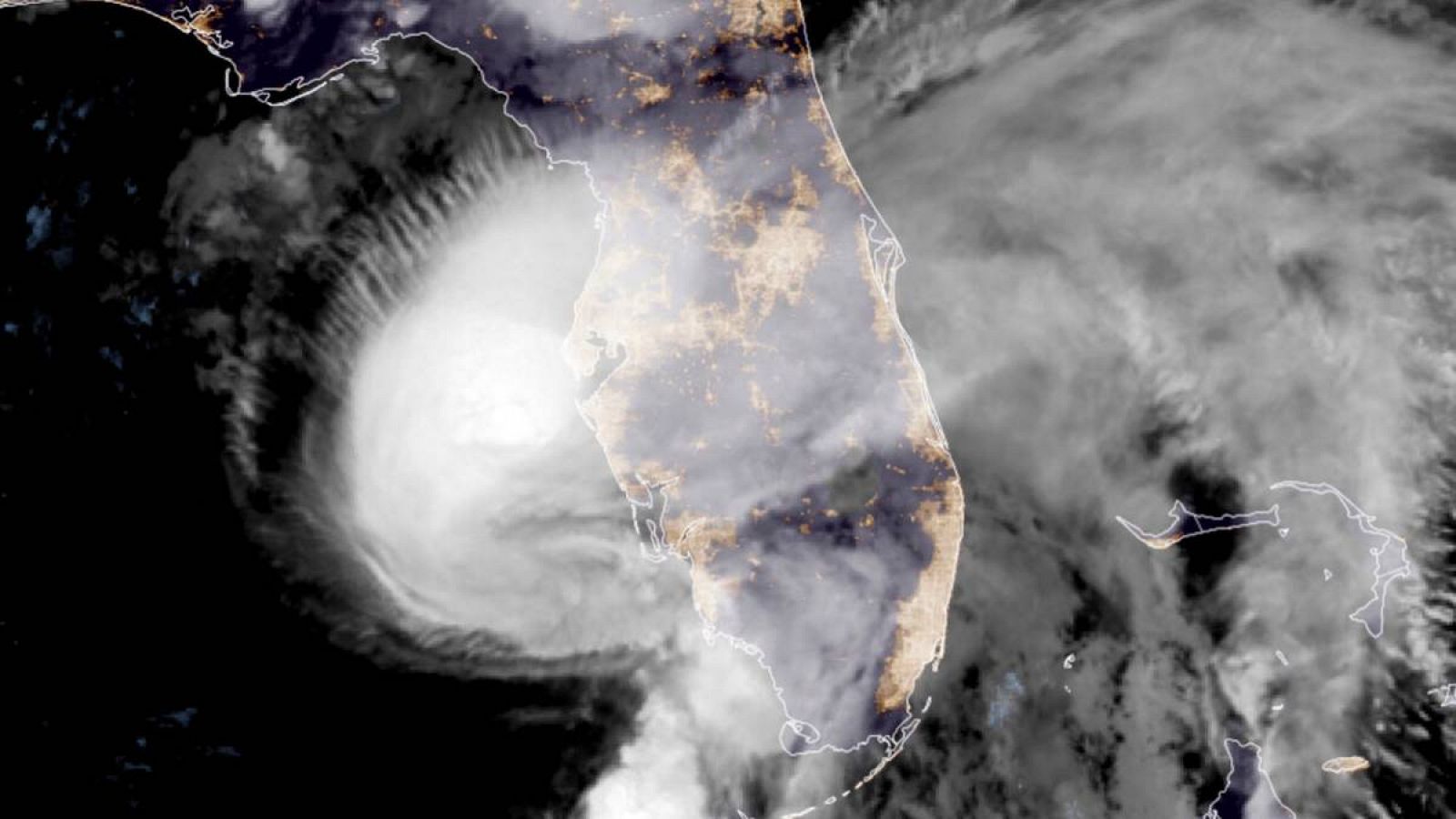 Imagen satelital de la Administración Nacional Oceánica y Atmosférica (NOAA) que muestra la tormenta tropical Elsa sobre el estado estadounidense de Florida después de haber pasado previamente por Cuba.