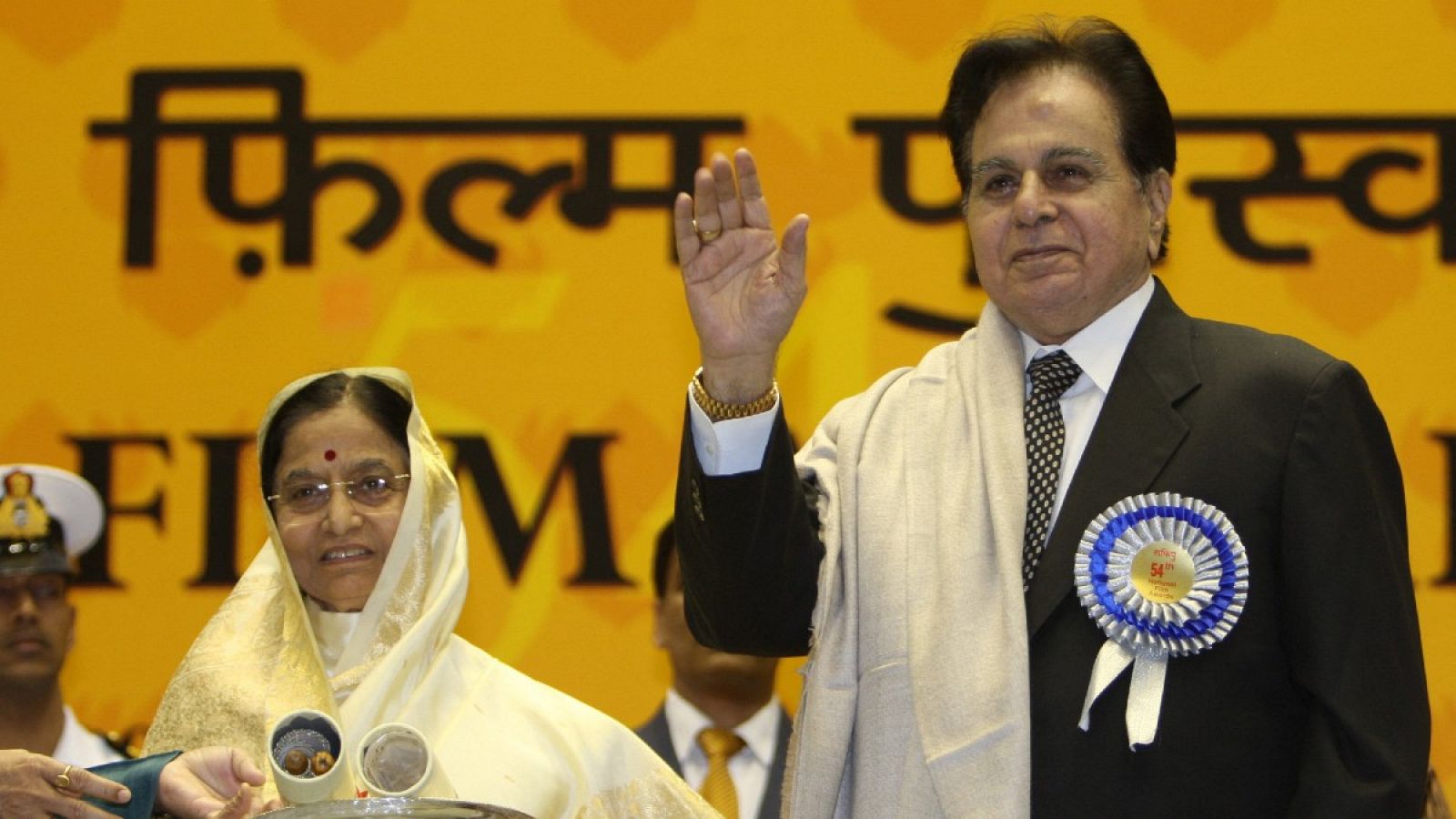 Dilip Kumar, junto a la entonces presidenta de India Pratibha Patil, al recibir un premio en 2008.