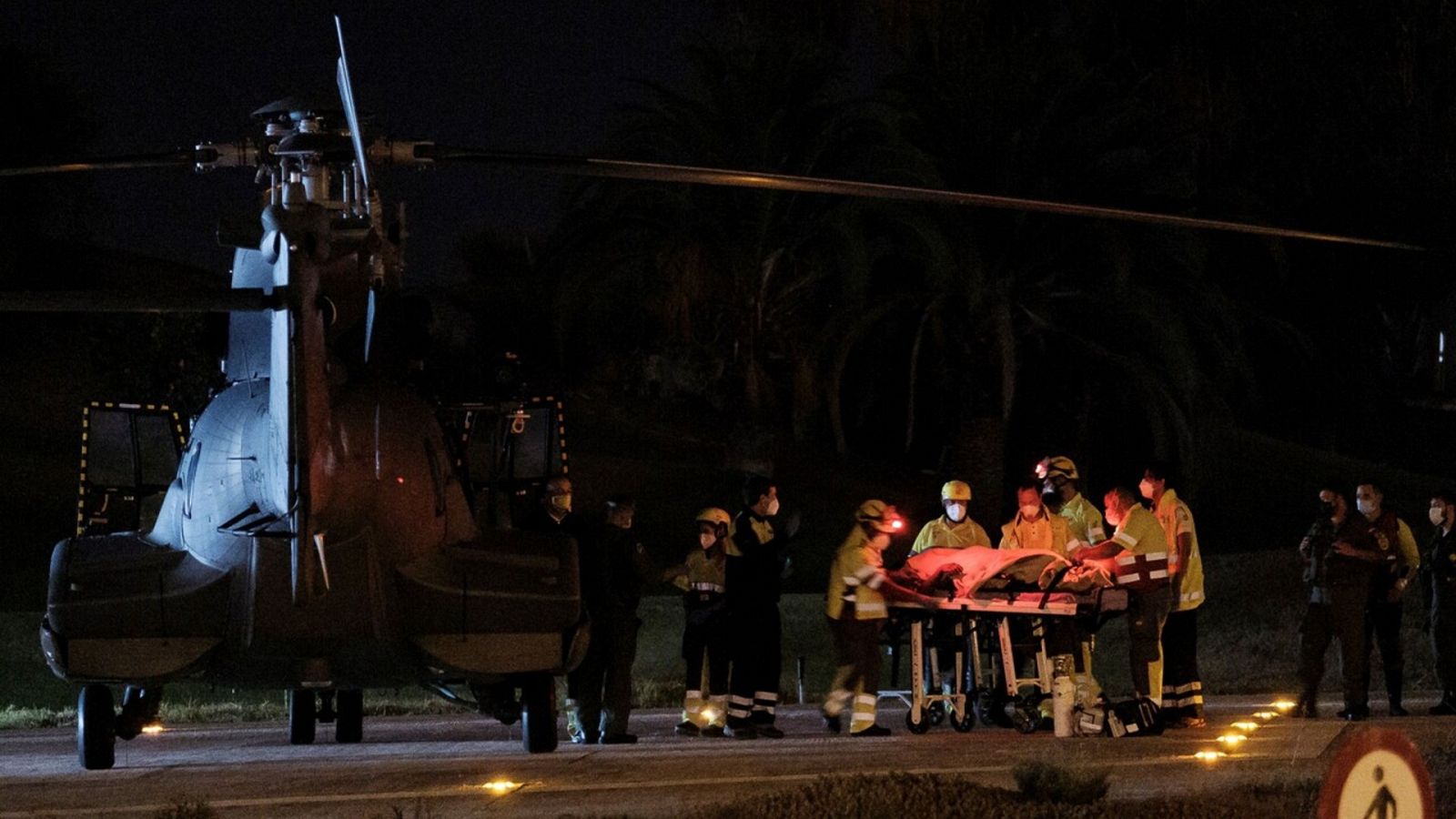 Imagen de la llegada a Canarias del helicóptero en el que murió la pequeña Yamila tras ser rescatada de la patera. EFE/Ángel Medina G.