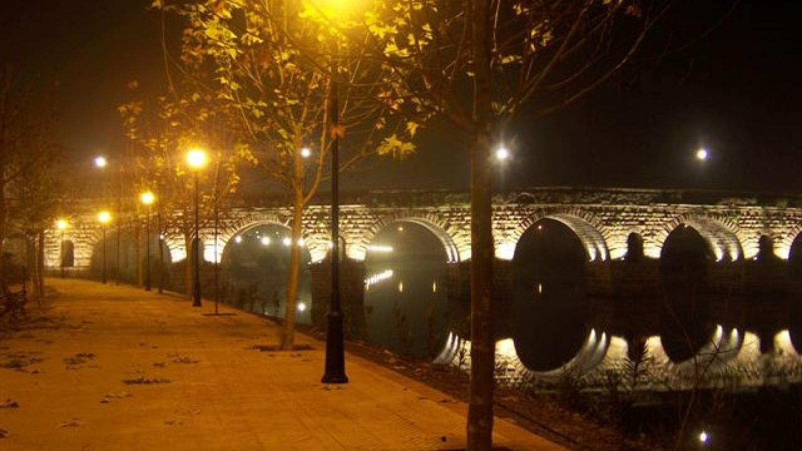 Puente romano de Mérida entre nieblas