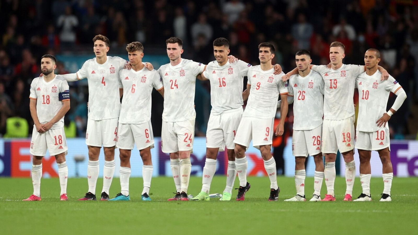 Los jugadores de España, en la tanda de penaltis contra Italia.