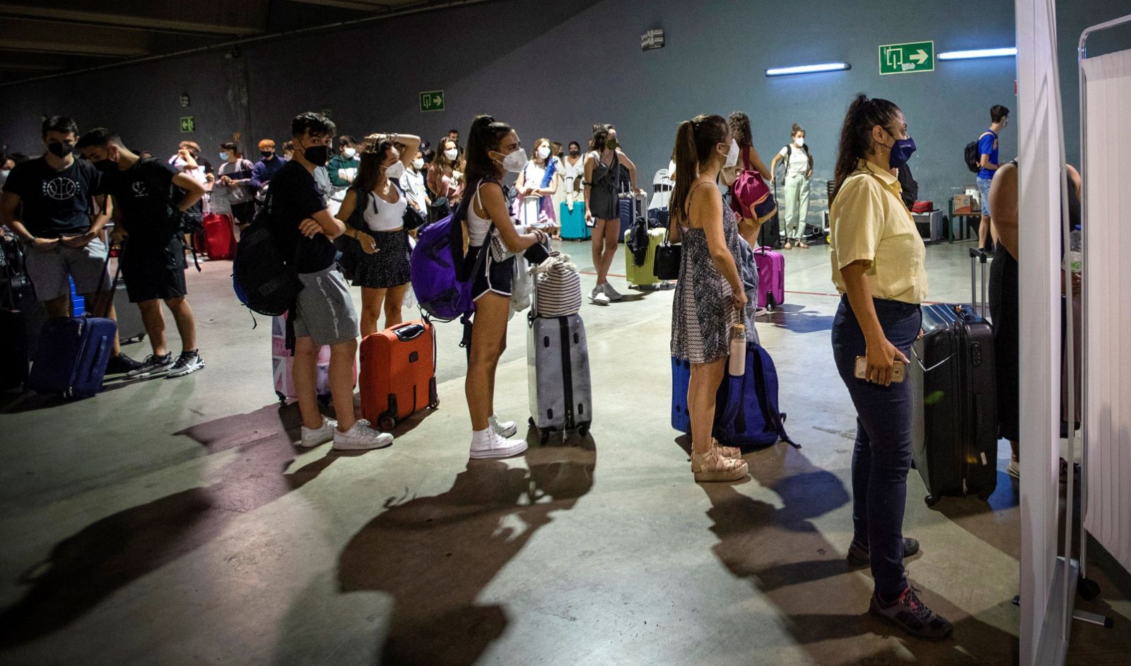 Jóvenes procedentes de zonas de veraneo como Salou (Tarragona), a su llegada a la estación de autobuses de Pamplona, el pasado 3 de julio.