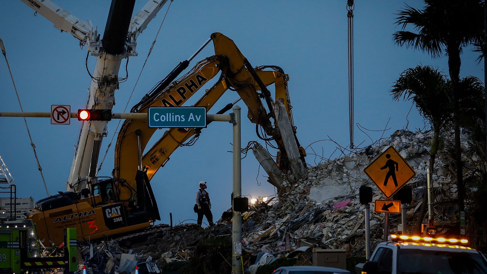 Los equipos de rescate trabajan día y noche para recuperar los cuerpos de las víctimas mortales.