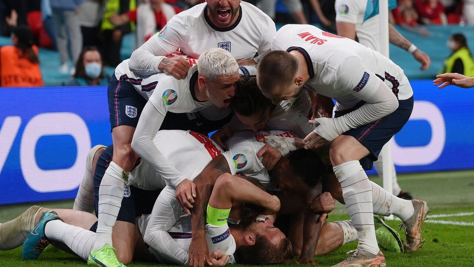 Los jugadores de Inglaterra celebran el gol de Kane que les da el pase a la final.