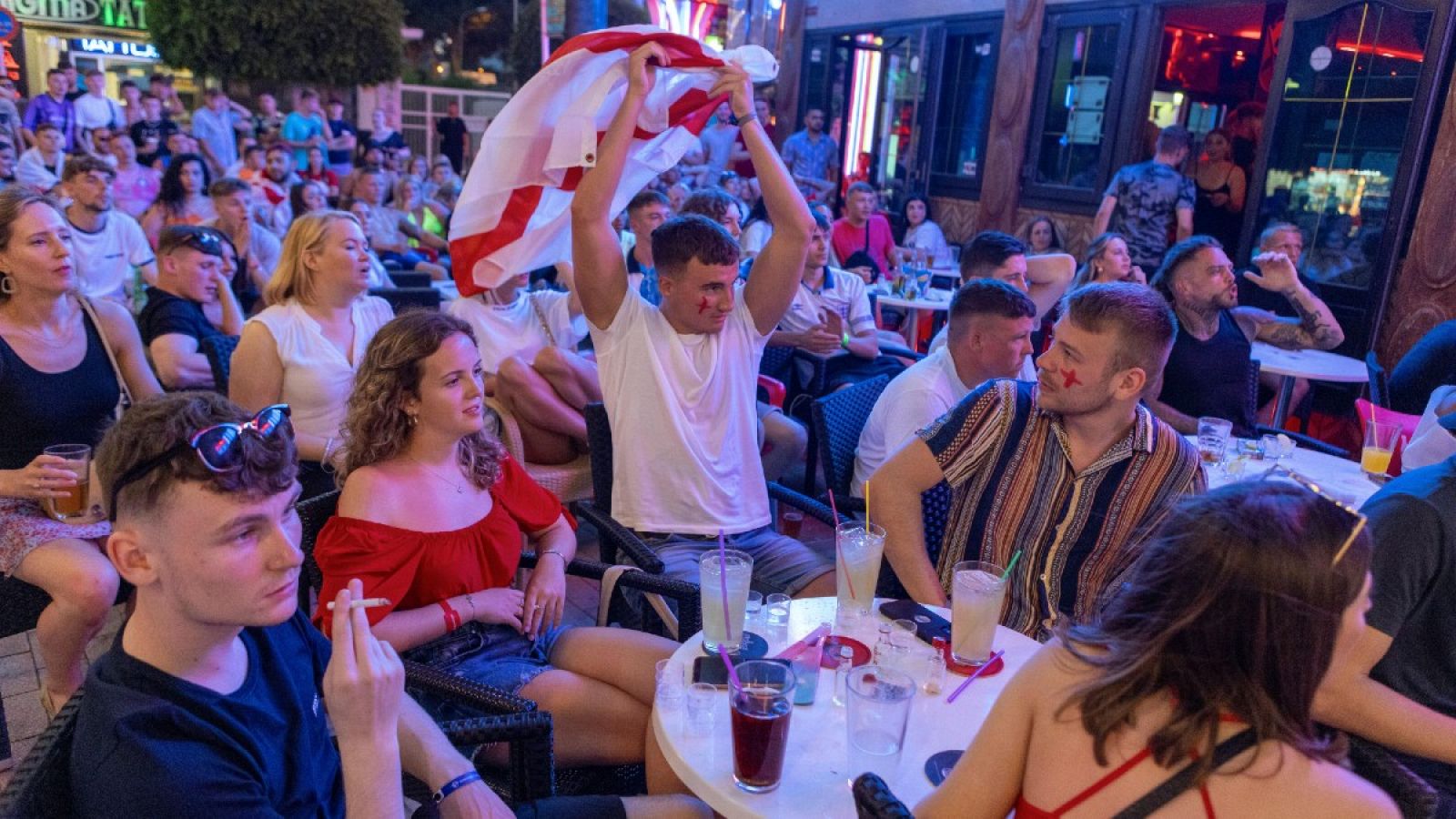 Turistas ingleses en Magaluf ven el partido de la Eurocopa contra Dinamarca