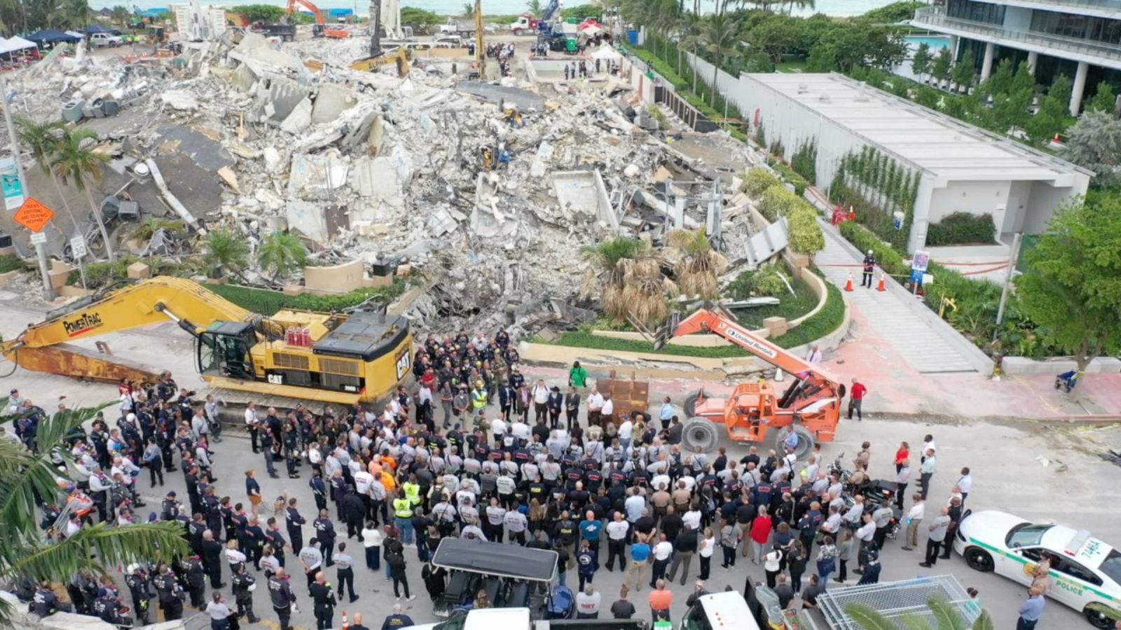 Miembros del equipo de búsqueda realizan un momento de silencio por las víctimas en Miami