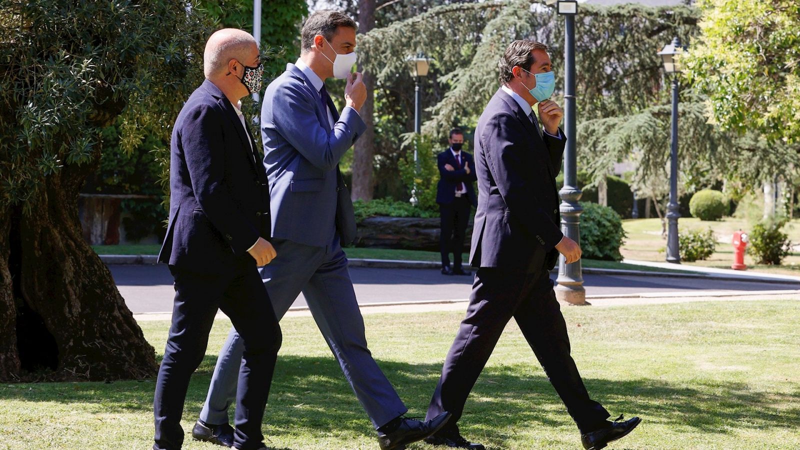 El presidente del Gobierno, Pedro Sánchez, el de la CEOE Antonio Garamendi y el secretario general de CC.OO., Unai Sordo