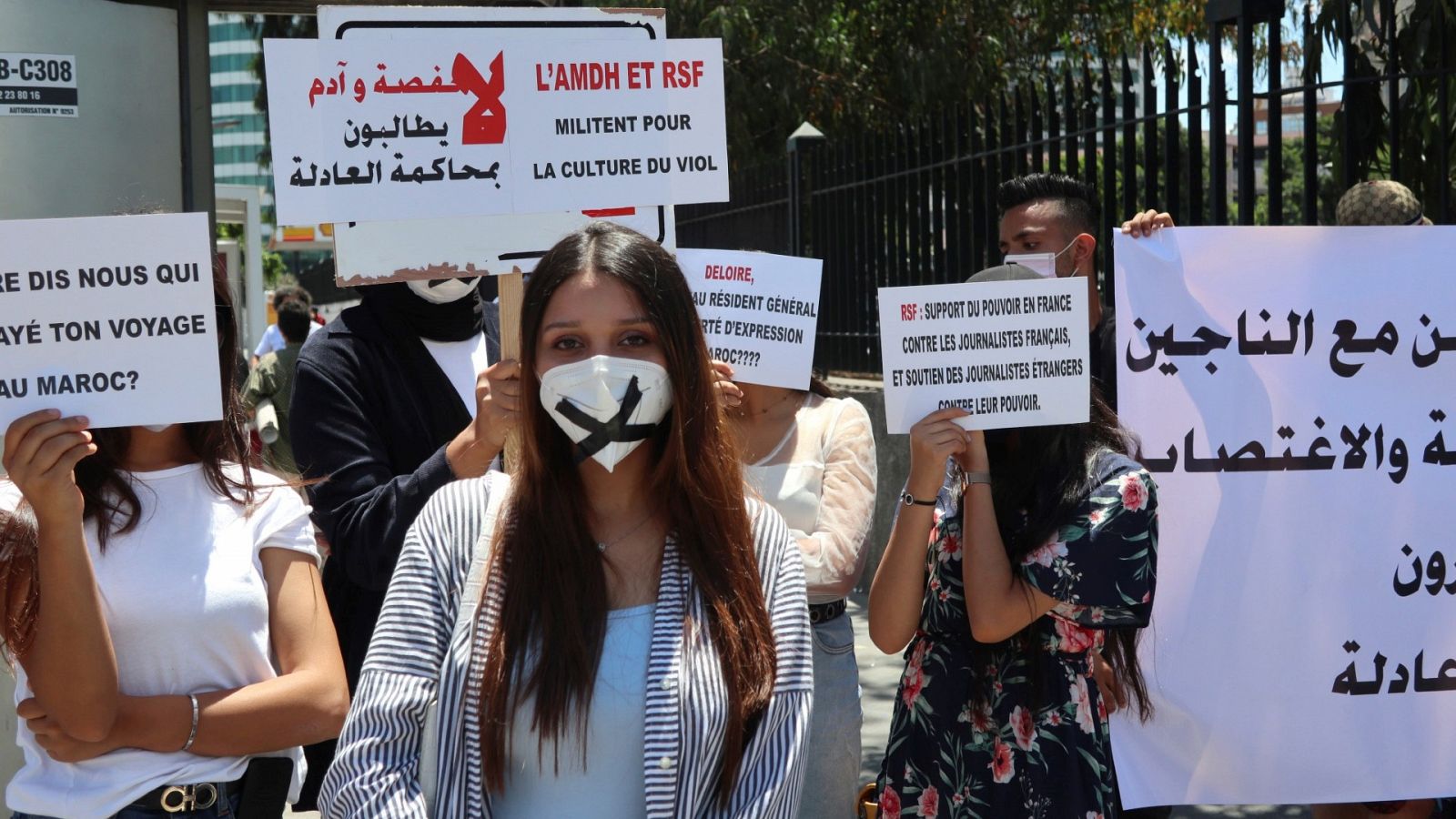Imagen del 22 de junio de 2021 de varias personas protestando frente al Tribunal de Apelación de Casablanca (Marruecos) por el juicio de los periodistas, Suleimán Raisuni y Omar Radi, acusados de agresión sexual.