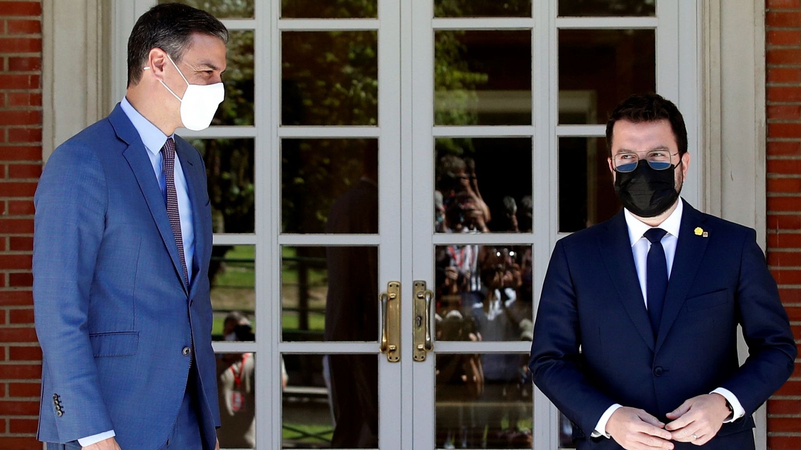 El presidente del Gobierno, Pedro Sánchez, recibe al presidente de la Generalitat, Pere Aragonès, en el Palacio de la Moncloa