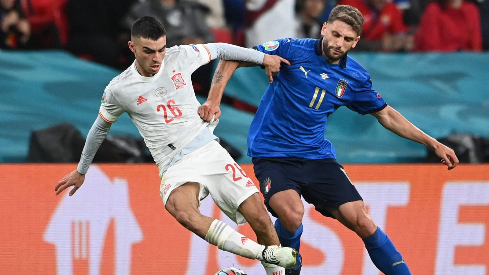 Pedri disputando un balón con Berardi