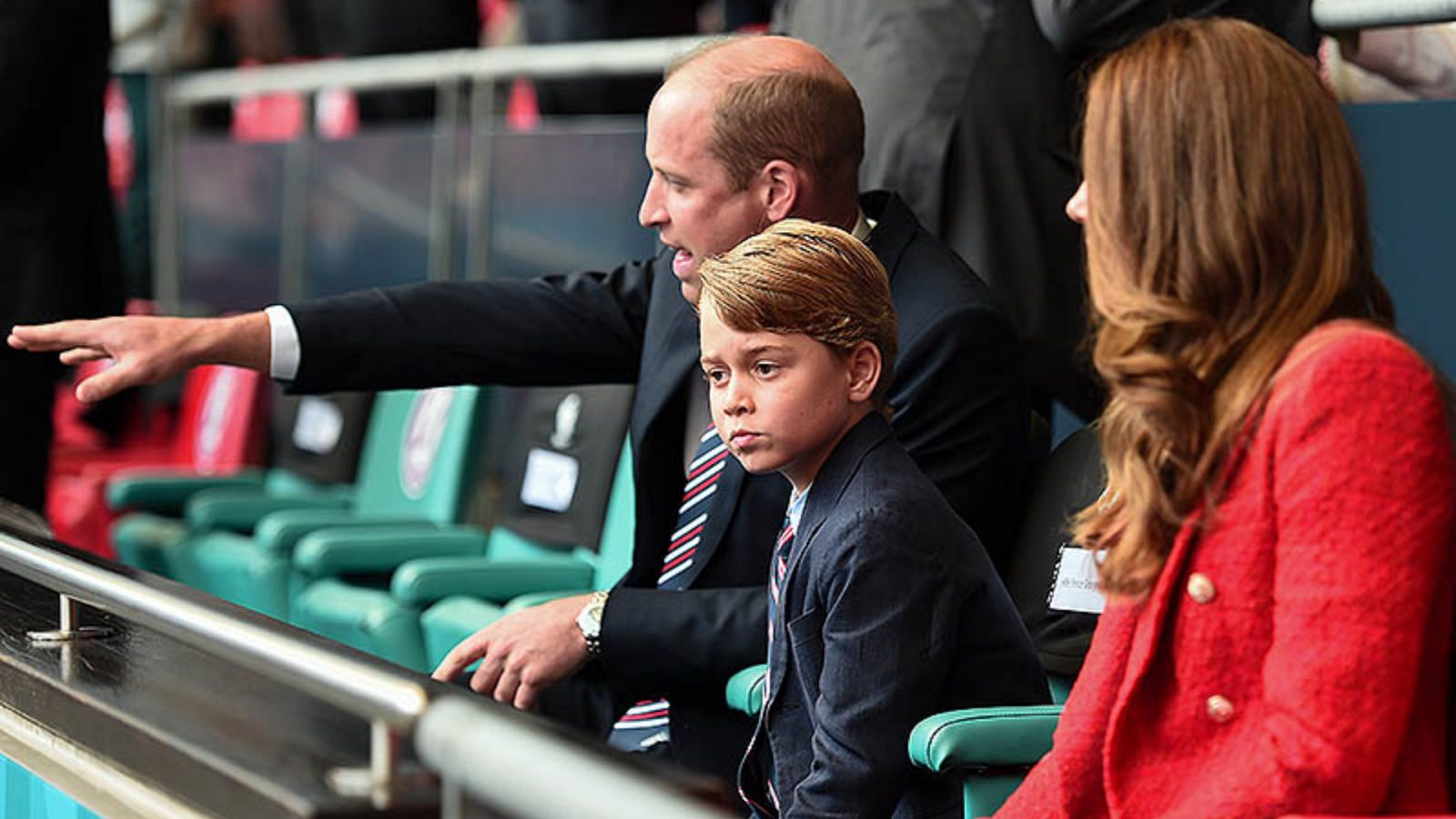 El príncipe George junto a los duques de Cambrigde en un partido de la selección inglesa