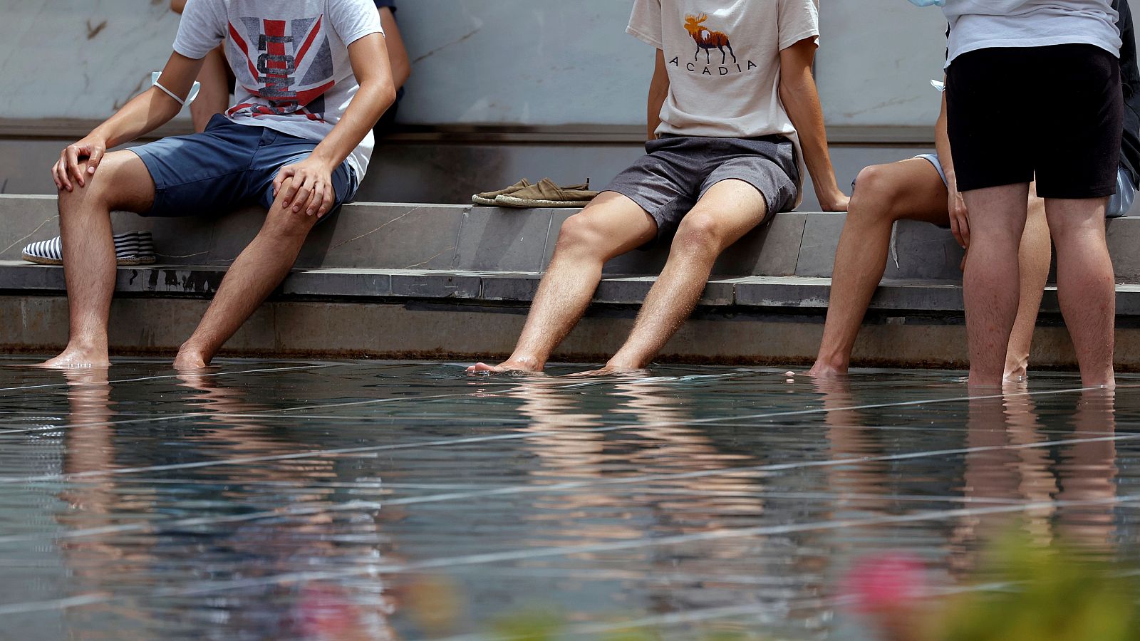 Un grupo de jóvenes se refrescan en un estanque de Valencia, durante el pasado fin de semana.