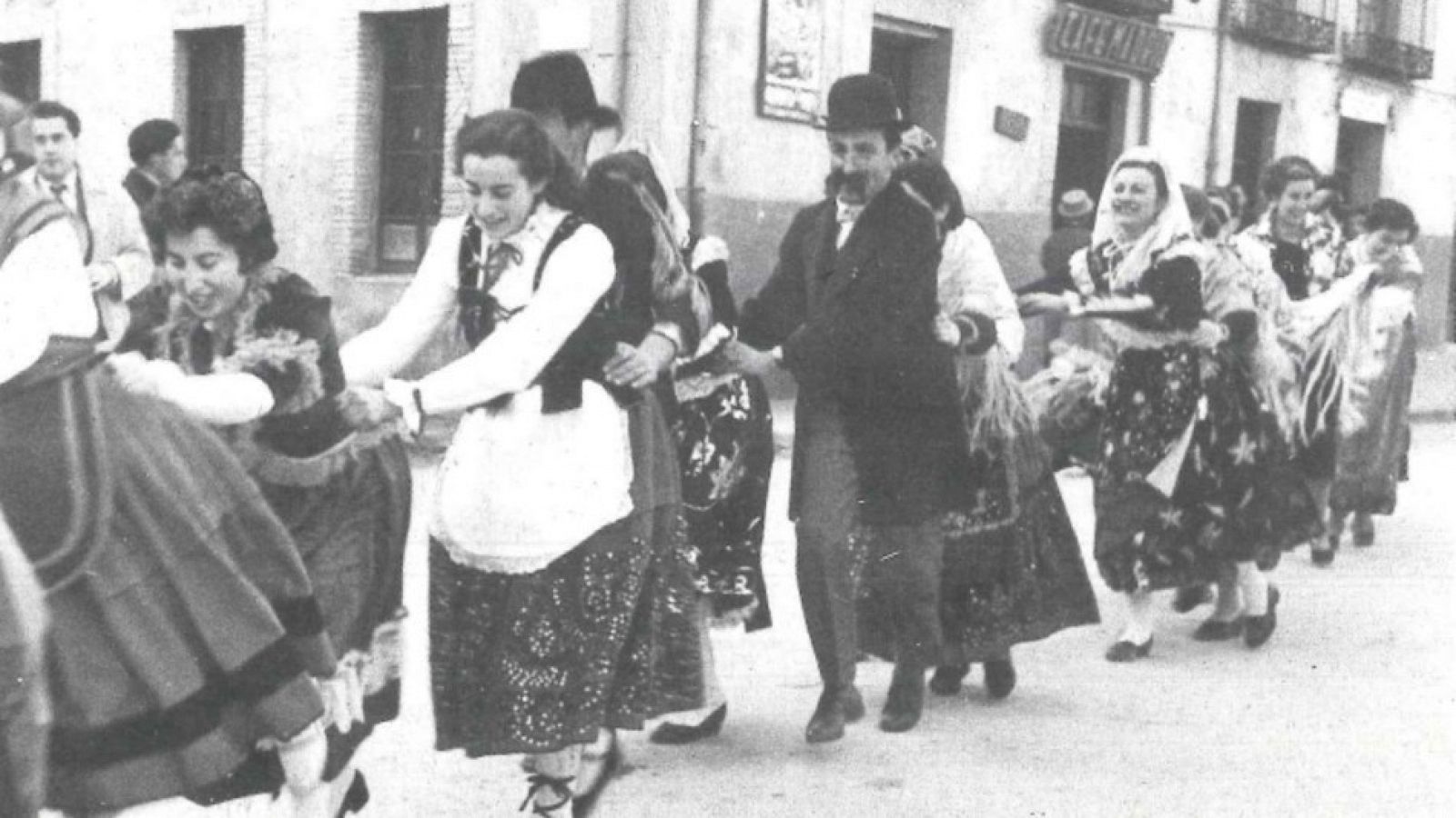 Bailando en fila en el carnaval en los años 50