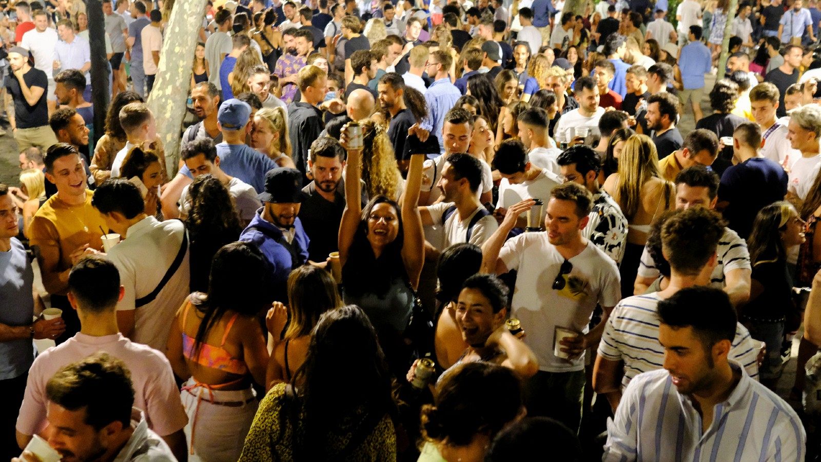 Vecinos y turistas en una calle del Born, este fin de semana en Barcelona, tras el cierre del interior el ocio nocturno.