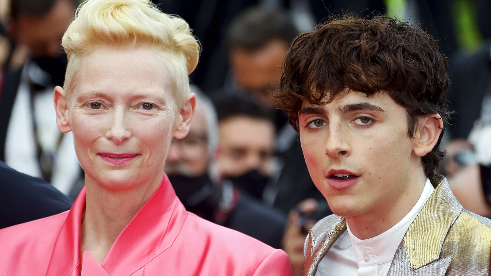 Tilda Swinton y Thimothée Chalamet en la premiere de 'The French Dispatch'