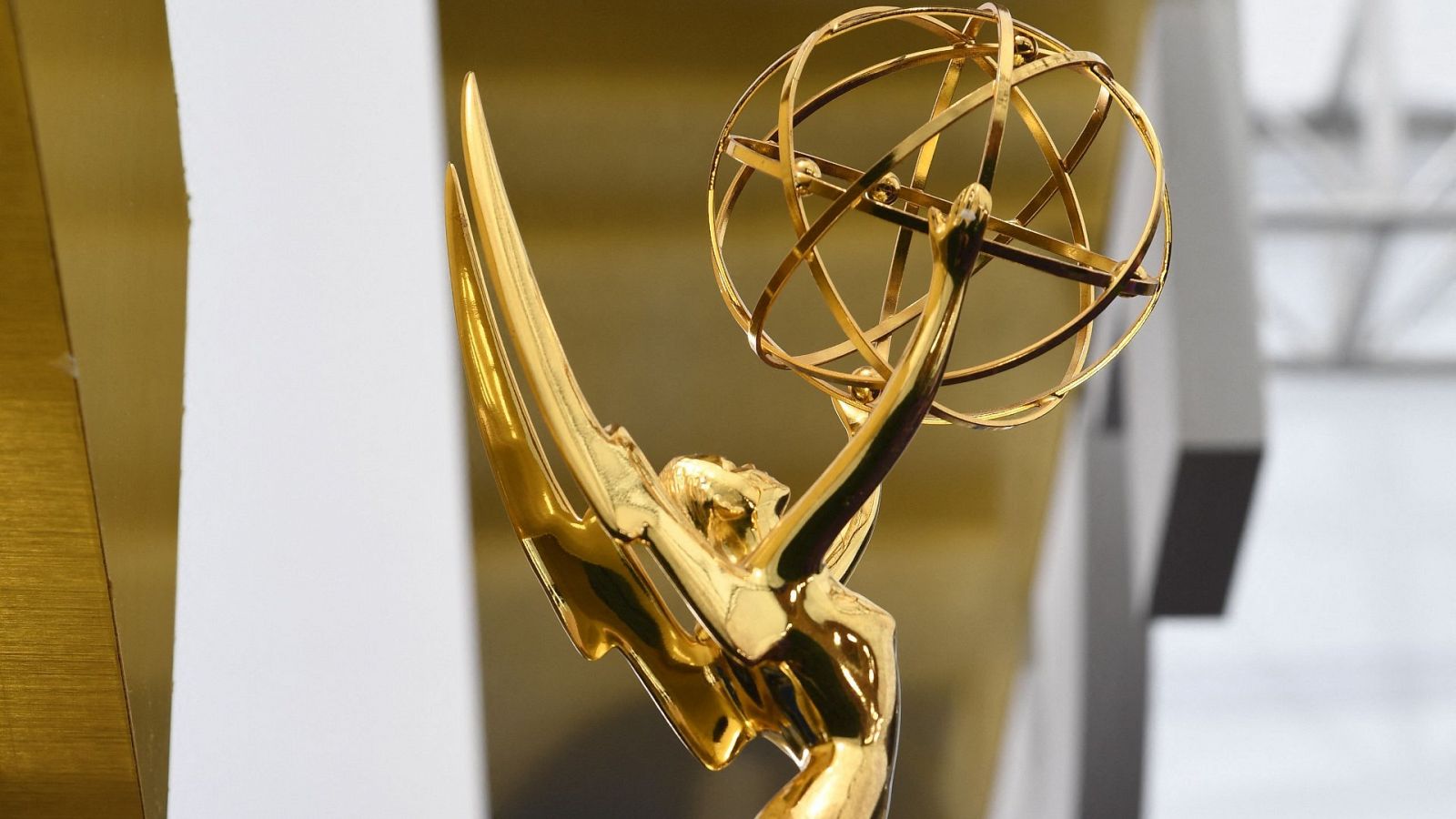 Una estatuilla de los Emmy