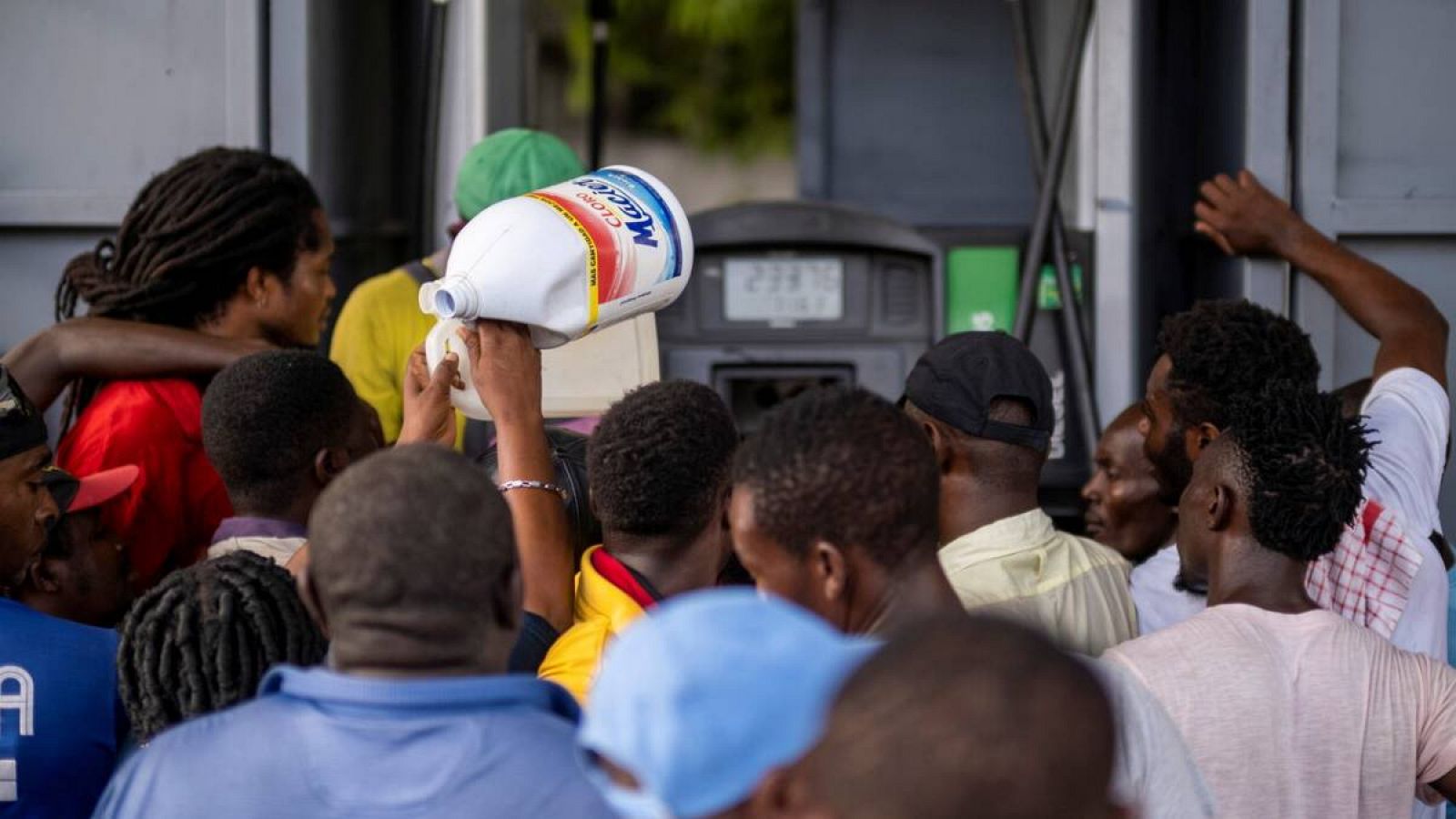 Varias personas hacen fila en una gasolinera para comprar gasolina, casi una semana después del asesinato del presidente Jovenel Moise, en Puerto Príncipe, Haití. 