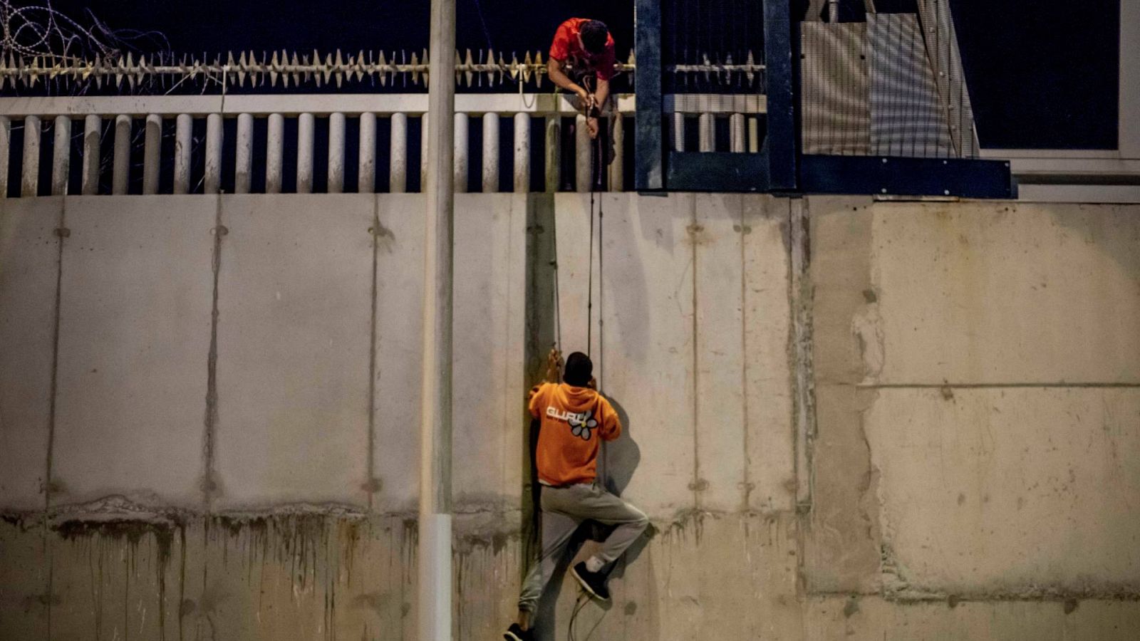 Migrantes intentan acceder al puerto comercial de Ceuta