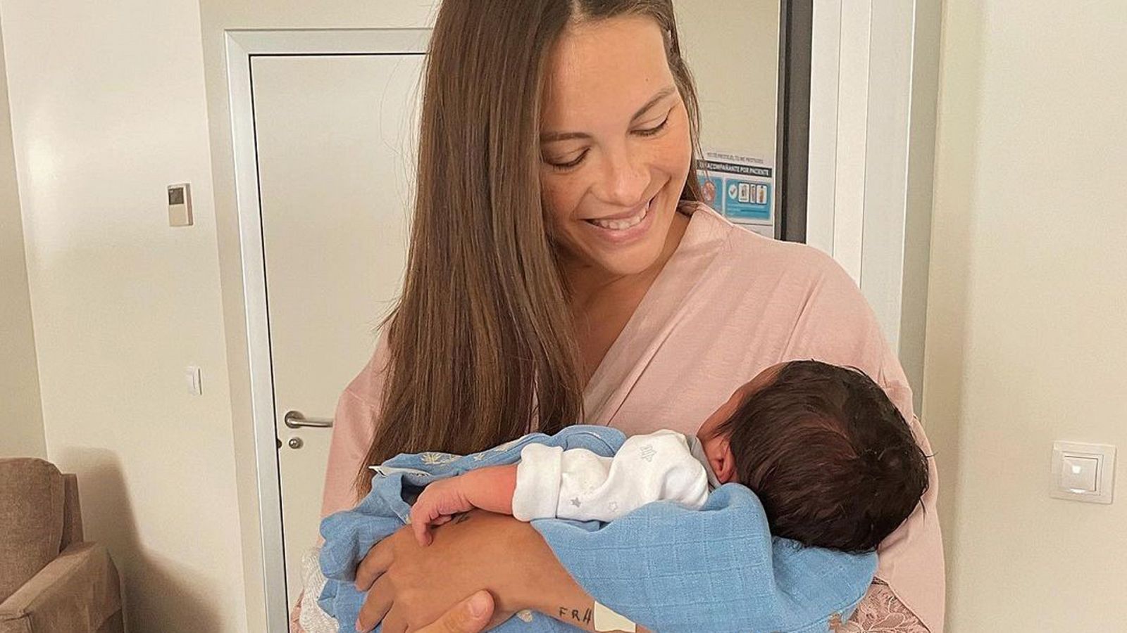 Jessica Bueno con su hijo Alejandro en brazos.