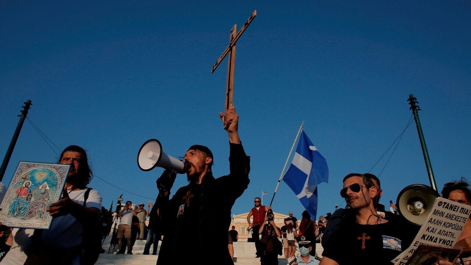 Manifestantes muestran iconos religiosos en una protesta de antivacunas en Grecia