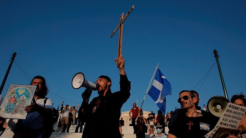 Manifestantes muestran iconos religiosos en una protesta de antivacunas en Grecia