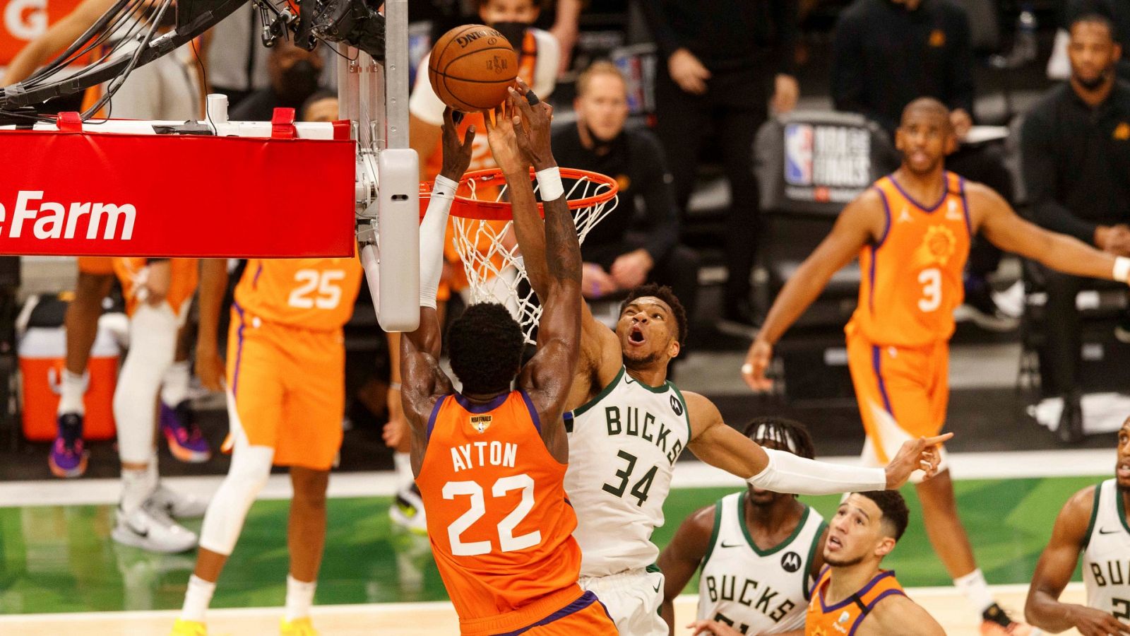 Antetokounmpo tapona a Ayton