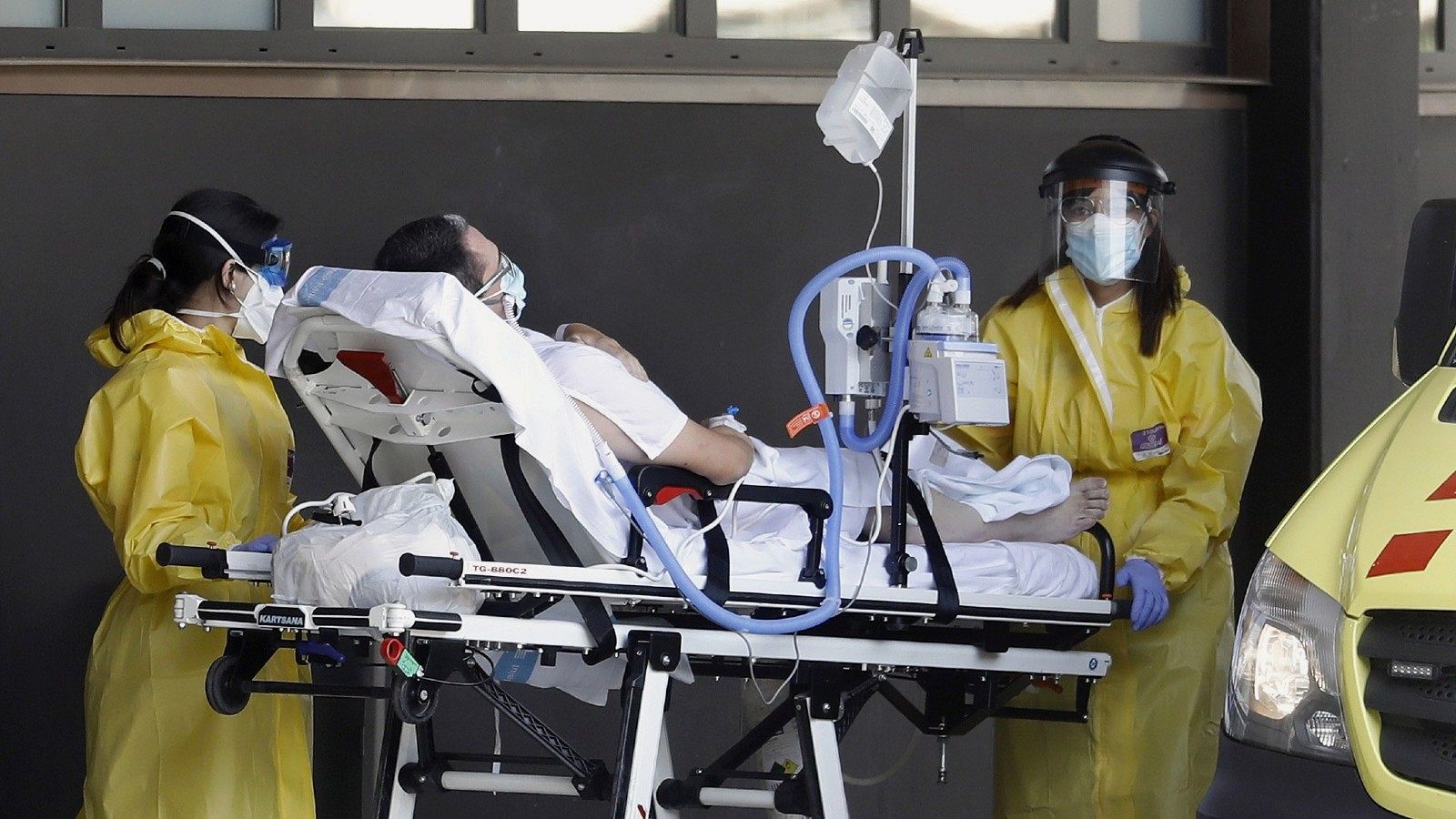 Un paciente es trasladado este domingo al área del Hospital Universitario de Bellvitge, Barcelona, donde se ingresan exclusivamente a los enfermos de coronavirus.