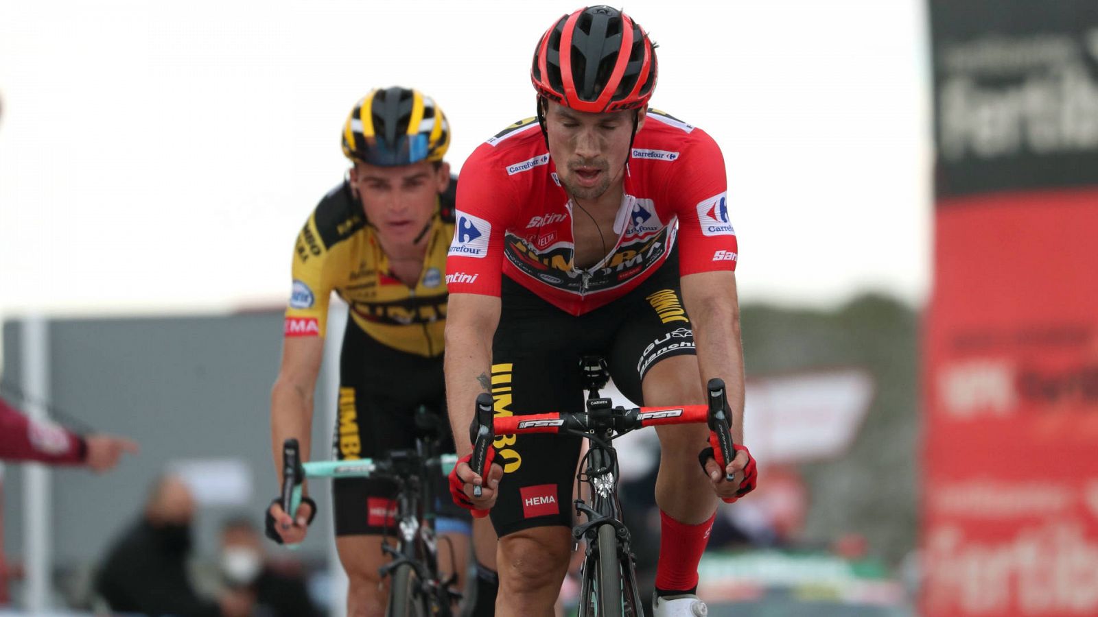 Primoz Roglic, en primer término, a su llegada a la meta del Angliru en la La Vuelta a España 2020