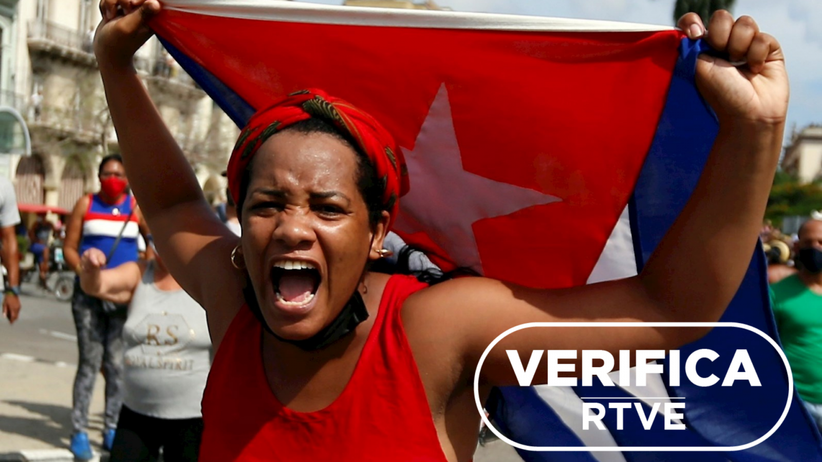 Imagen de una mujer protestando en las calles de La Habana y el sello de VerificaRTVE.