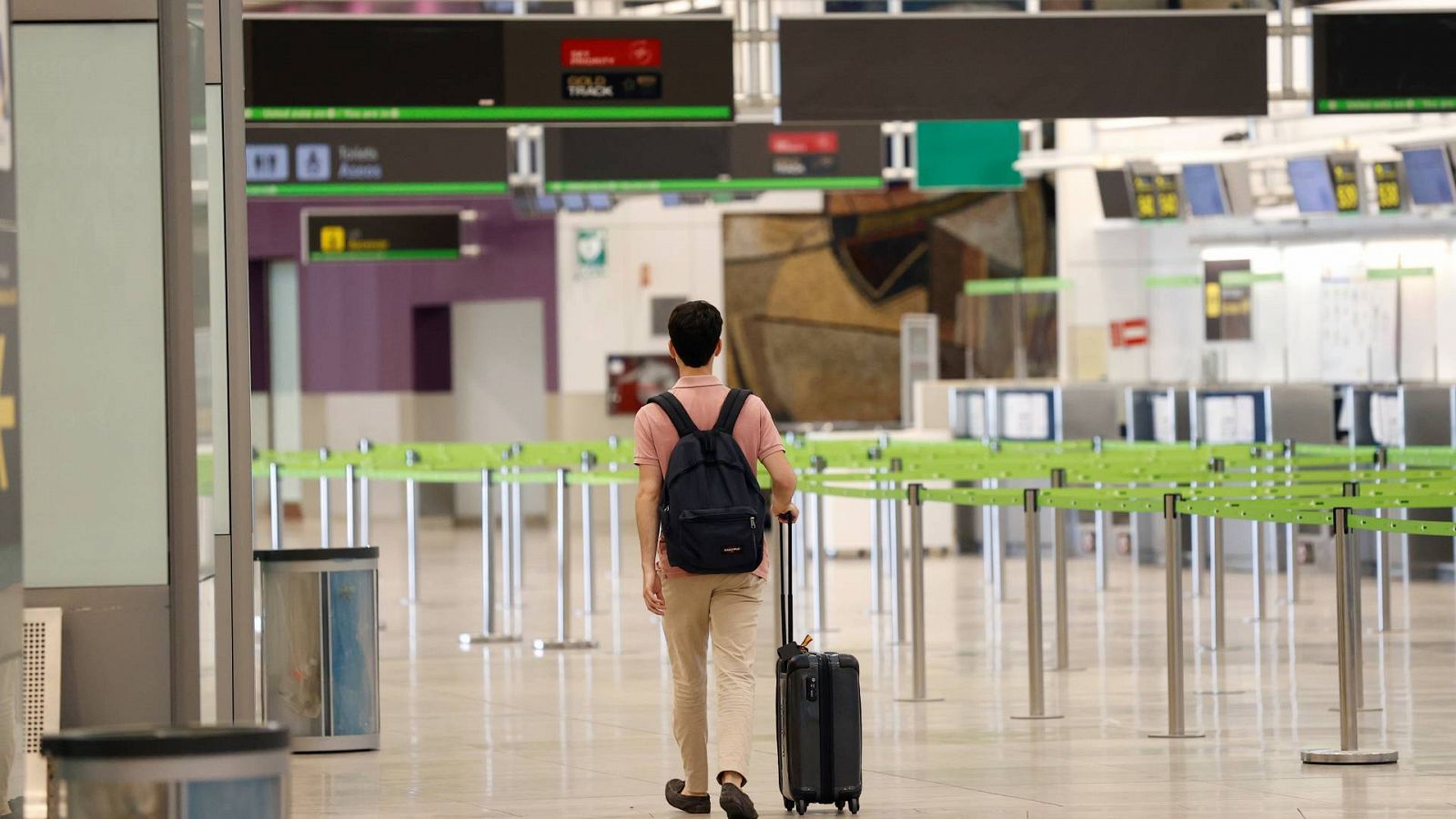 Los rebrotes de esta quinta ola comienzan a traducirse en más cancelaciones y menos llegadas de visitantes extranjeros
