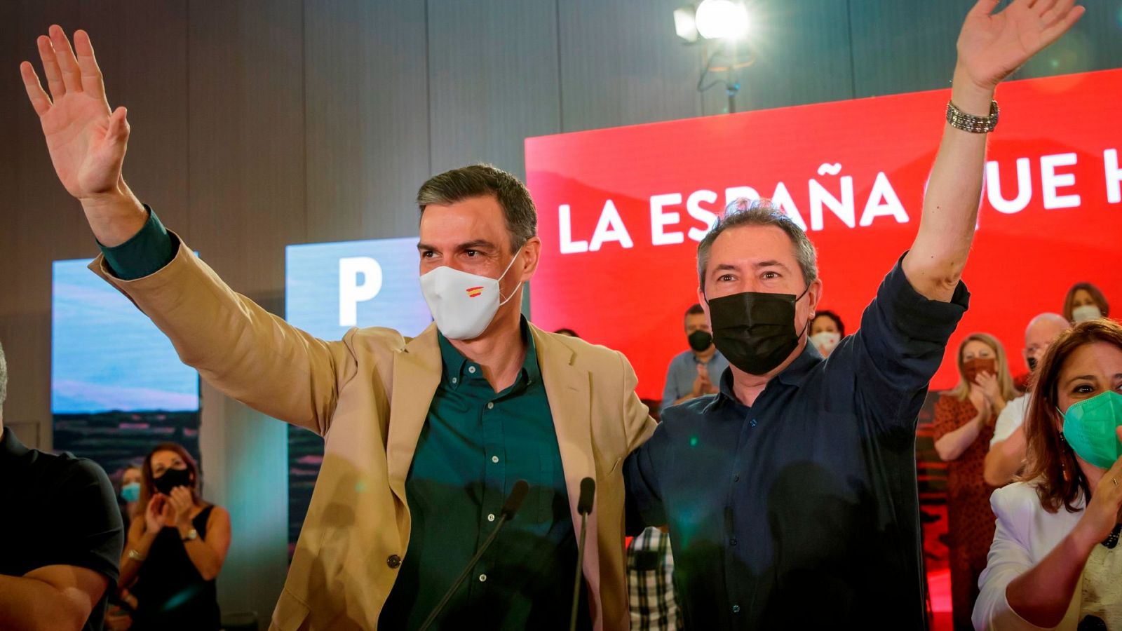 El presidente del Gobierno, Pedro Sánchez, y el alcalde de Sevilla, Juan Espadas, en un acto en la capital andaluza.