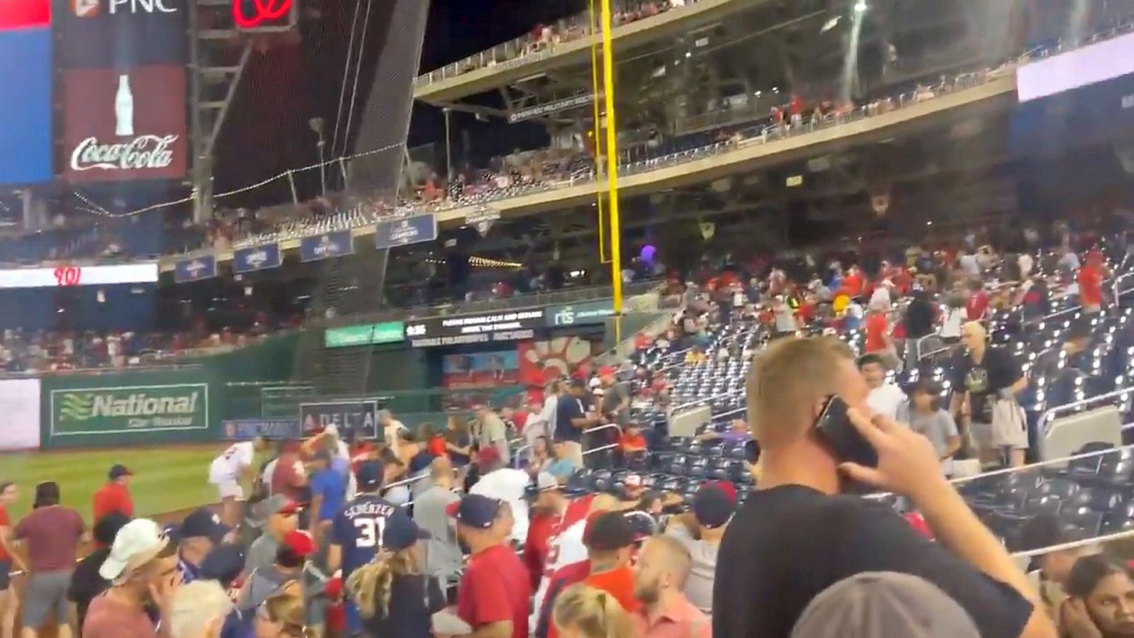 Una imagen de los espectadores del partido entre los Washington Nationals contra los San Diego Padre reaccionando tras producirse un tiroteo en el exterior del Nationals Park Stadium, en Washington (Estados Unidos).