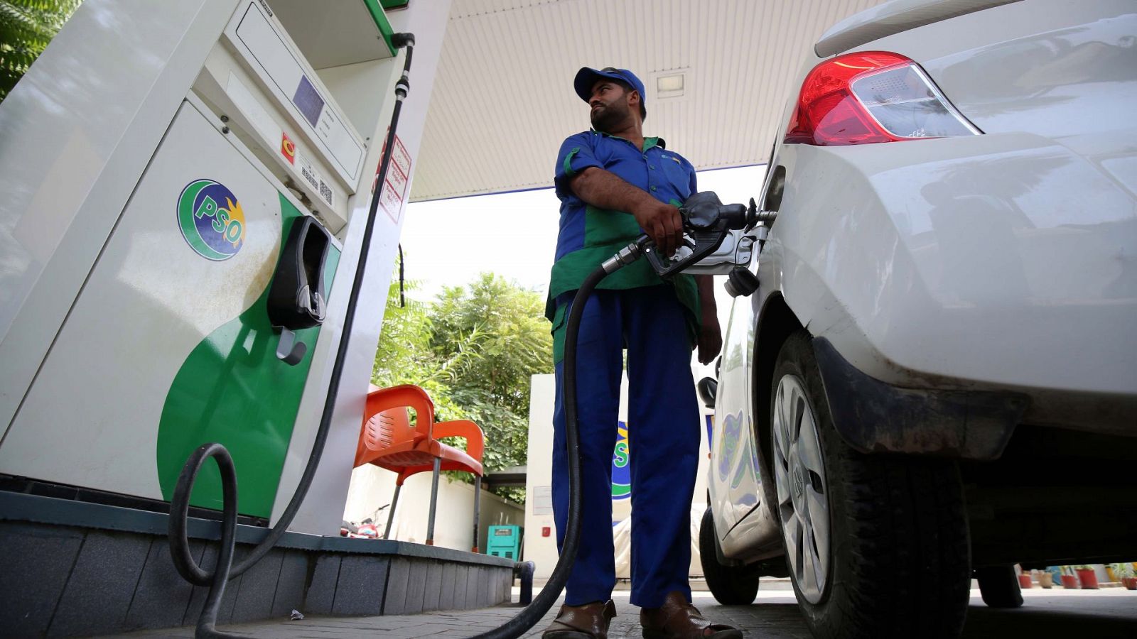 Un empleado en una gasolinera en Peshawar, Pakistán