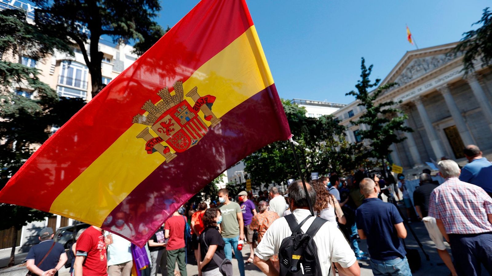 Concentración frente al Congreso de víctimas del franquismo por una Ley de Memoria