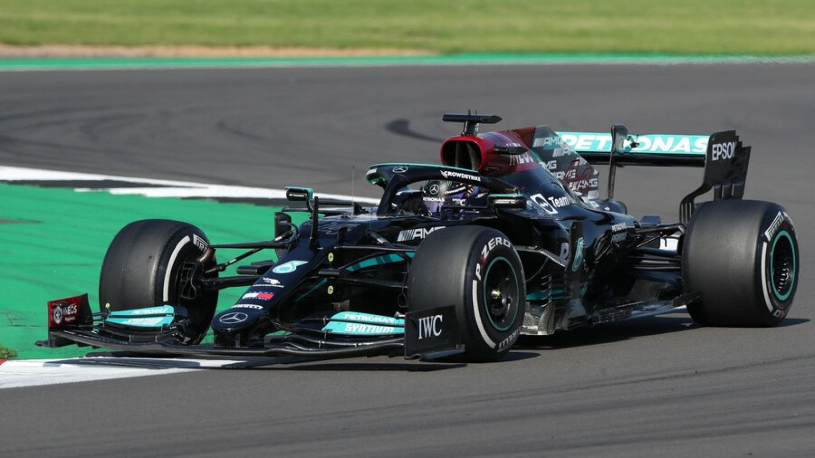 El piloto británico Lewis Hamilton durante el GP de Gran Bretaña en el circuito de Silverston.