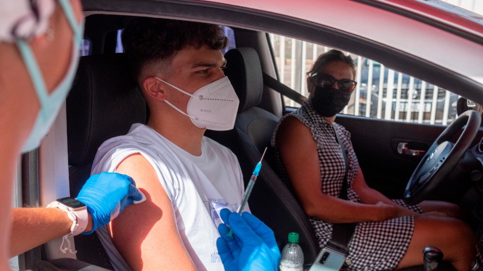 Un joven recibe la vacuna contra el coronavirus en el muelle de Gran Tarajal, en Fuerteventura.