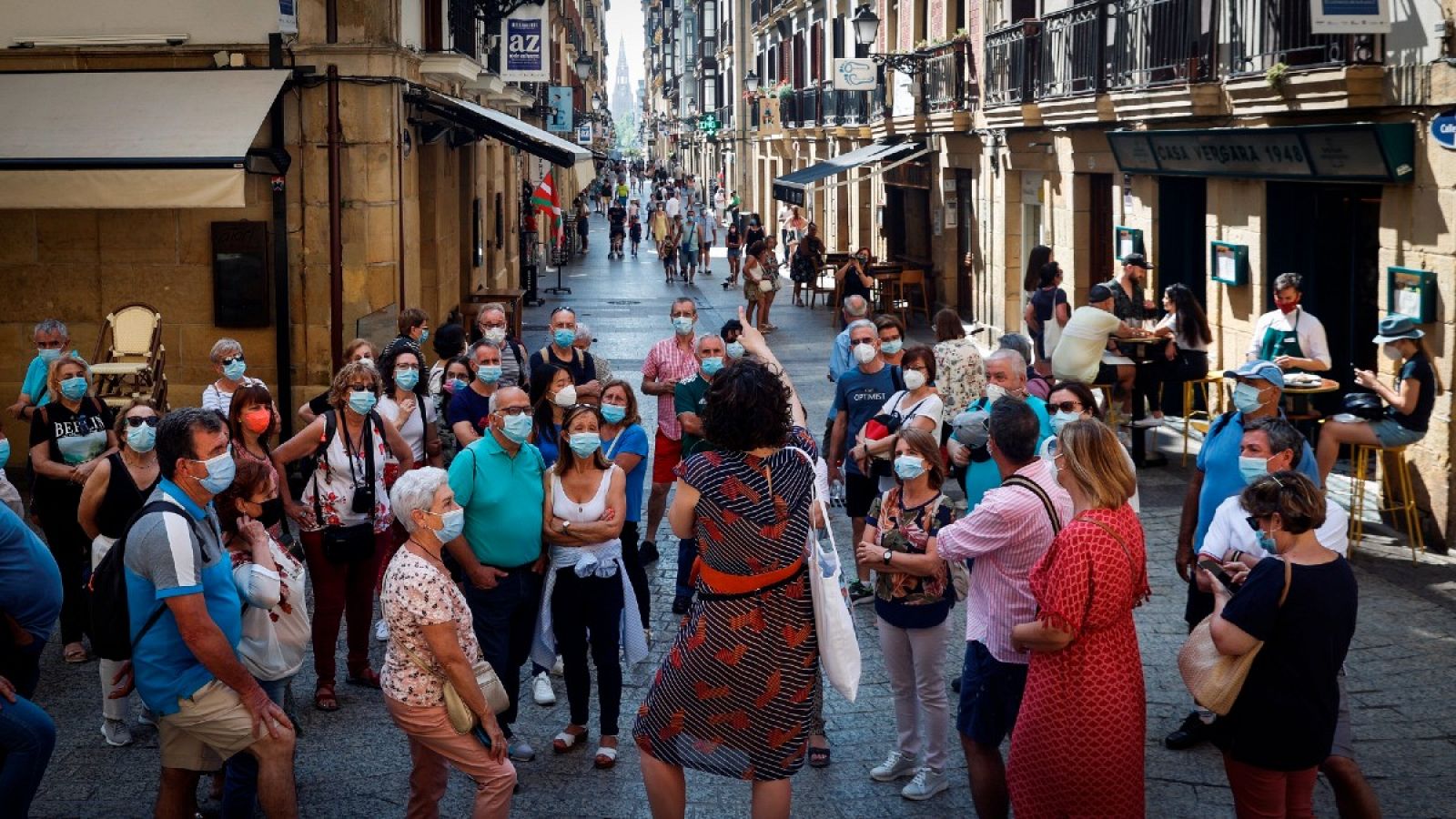 Un grupo de turistas visita la Parte Vieja de San Sebastián, Euskadi.