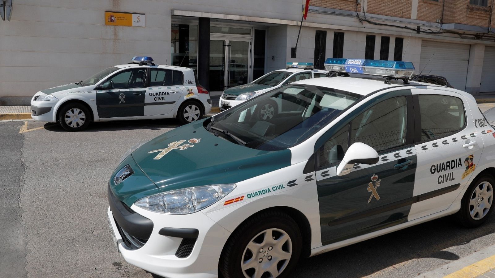 Coches de la Guardia Civil frente a un cuartel