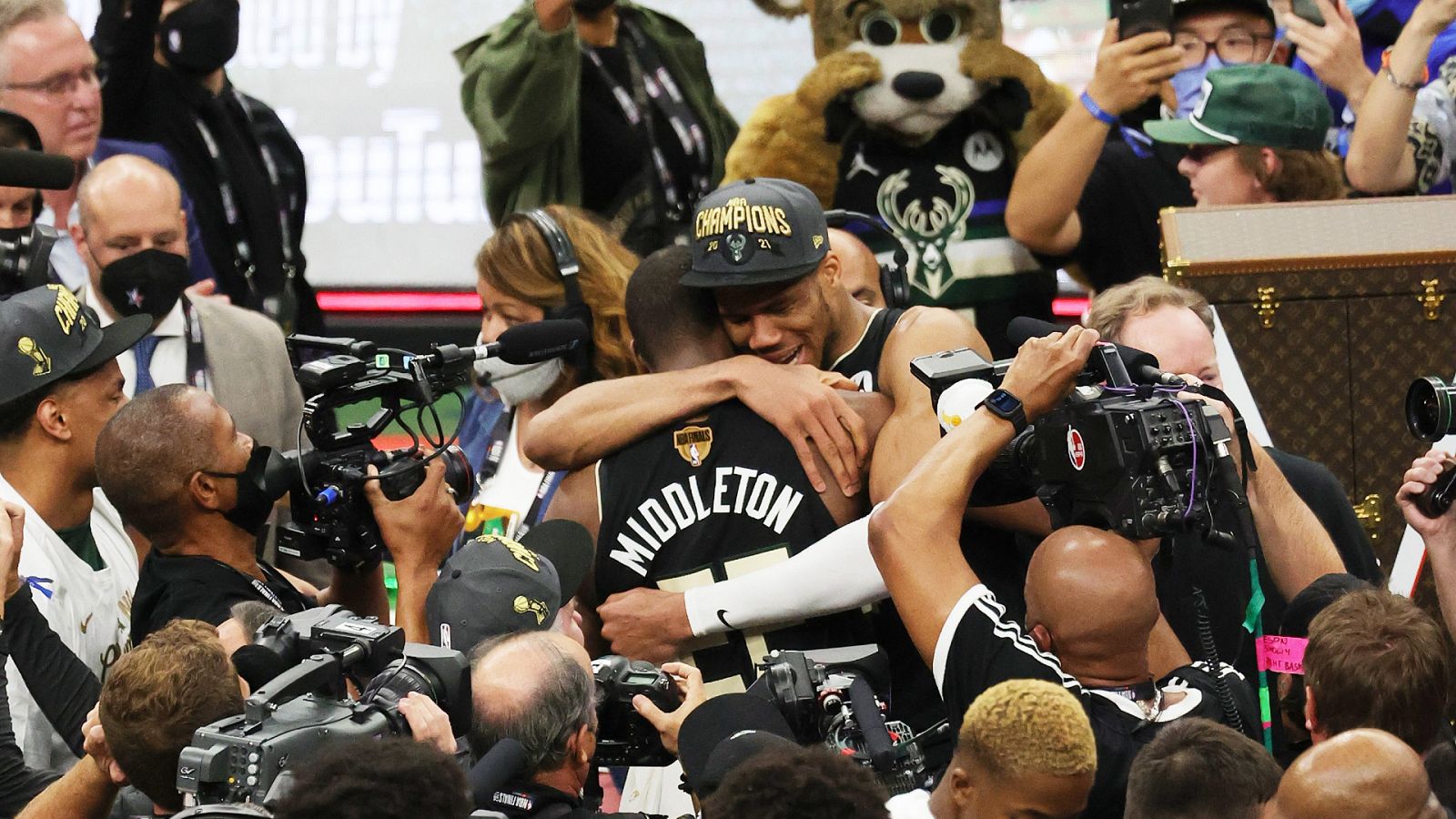 Giannis Antetokounmpo y Khris Middleton se abrazan tras ganar la NBA