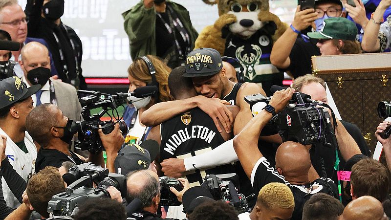 Giannis Antetokounmpo y Khris Middleton se abrazan tras ganar la NBA