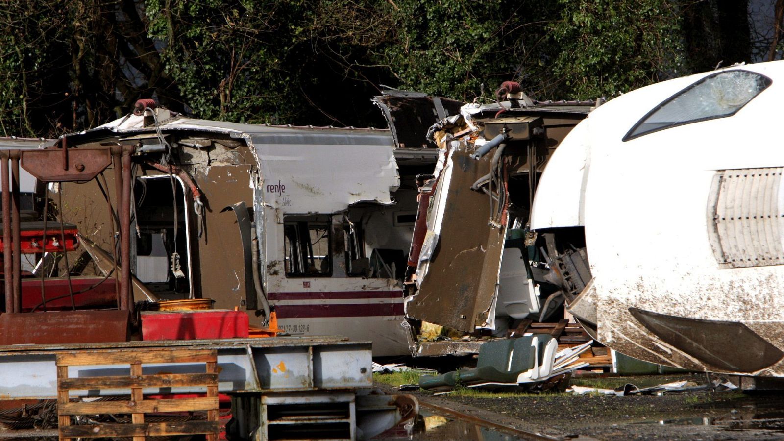 Los restos del tren Alvia accidentado en Angrois-Santiago