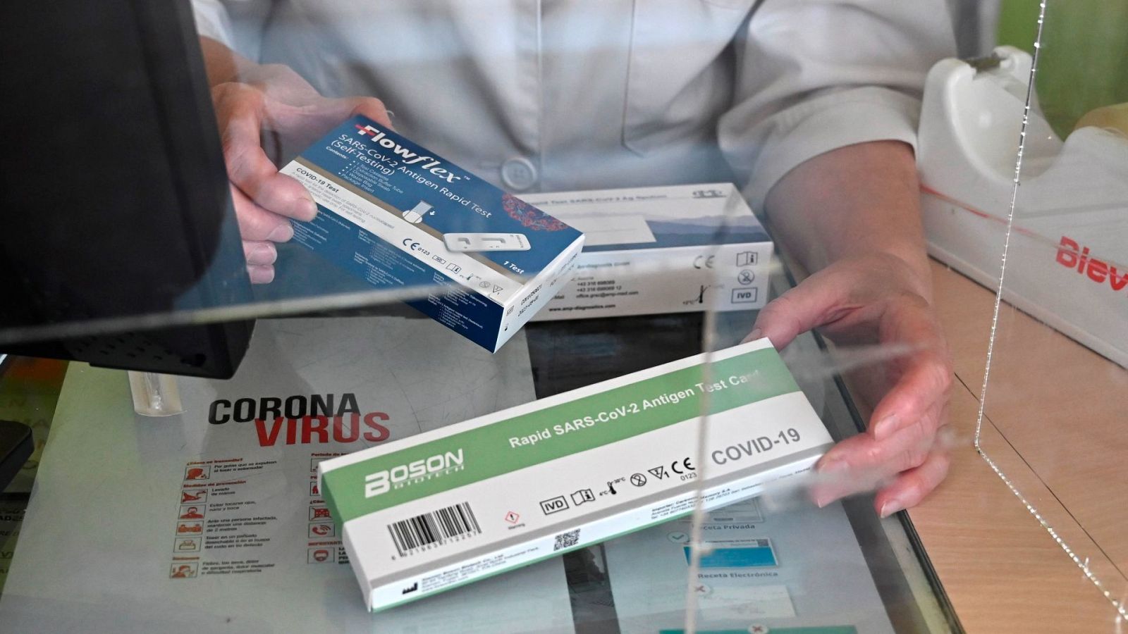 Una farmacéutica muestra pruebas de autodiagnóstico de la covid-19, este miércoles en Alcalá de Henares.