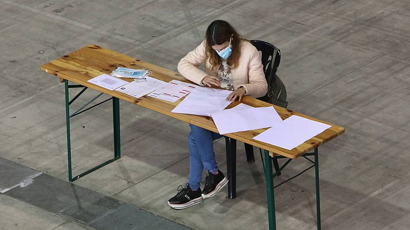 Una aspirante durante un examen de oposición en Pontevedra