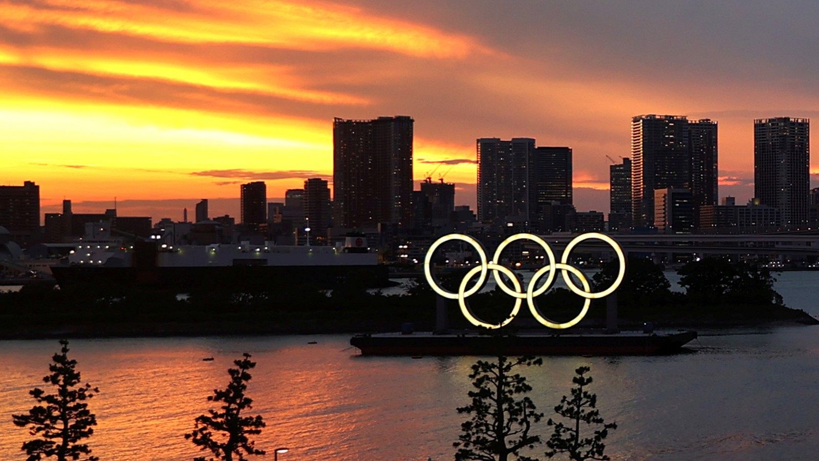 Imagen de archivo de la ciudad de Tokio con  los anillos olímpicos.